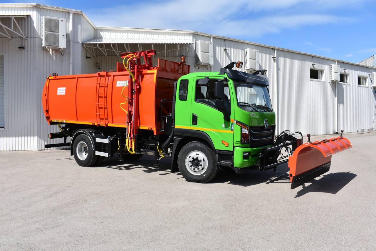 Specialized equipment - garbage truck (with side loading)